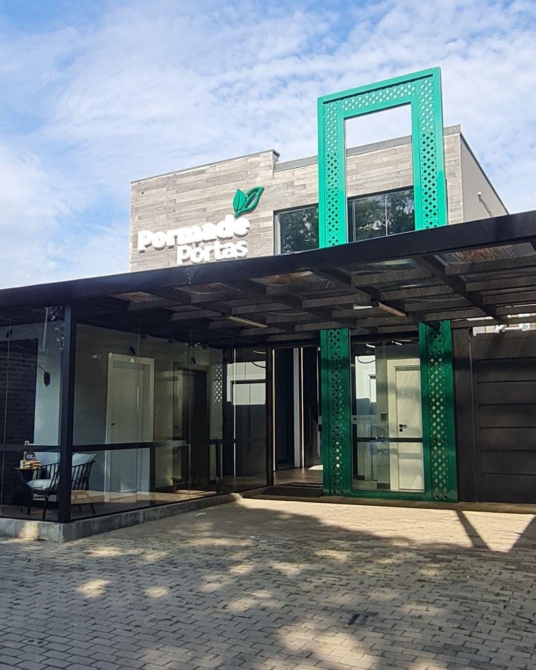 Fachada Comercial com Brise Decor Verde Pormade Portas